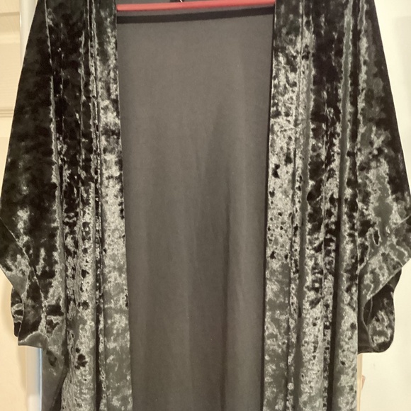 Victoria’s Secret Black Velvet Kimono Size Medium/Large - Picture 2 of 4